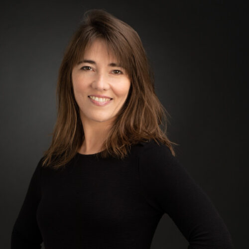Ángela-Cantelli-posa-foto-fondo-negro