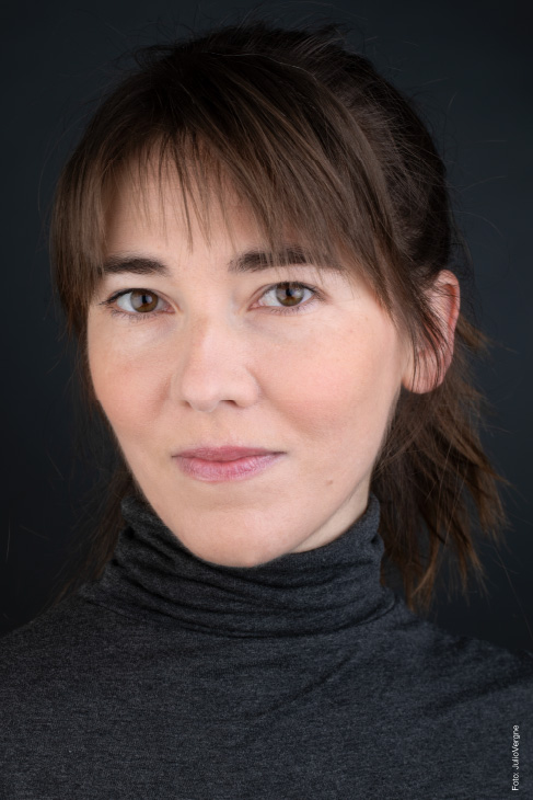 Ángela-Cantelli-posa-foto-rostro-fondo-negro