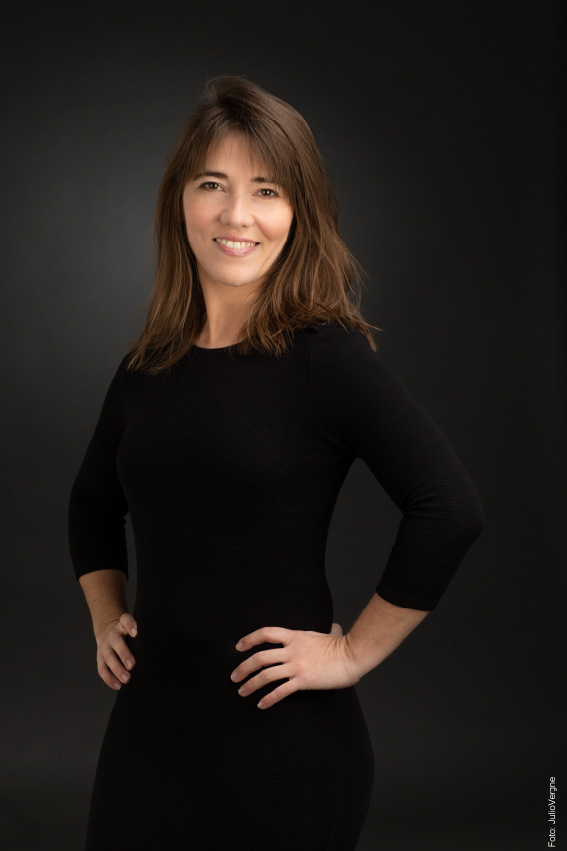 Ángela-Cantelli-posa-foto-fondo-negro