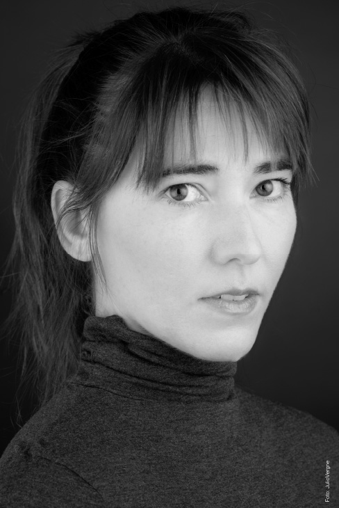 Ángela-Cantelli-posa-foto-blanco-negro