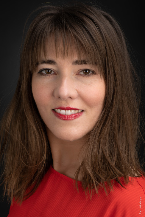 Ángela-Cantelli-posa-foto-rostro-fondo-negro
