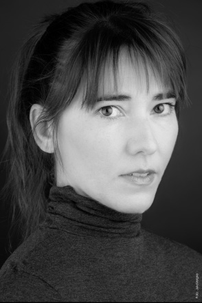 Ángela-Cantelli-posa-foto-blanco-negro
