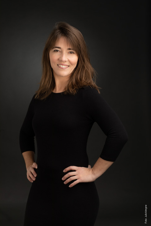 Ángela-Cantelli-posa-foto-fondo-negro