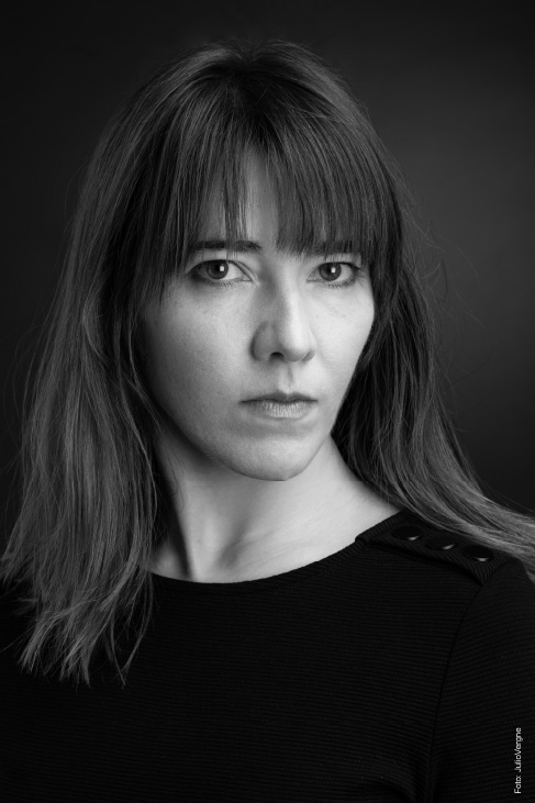 Ángela-Cantelli-posa-foto-blanco-negro
